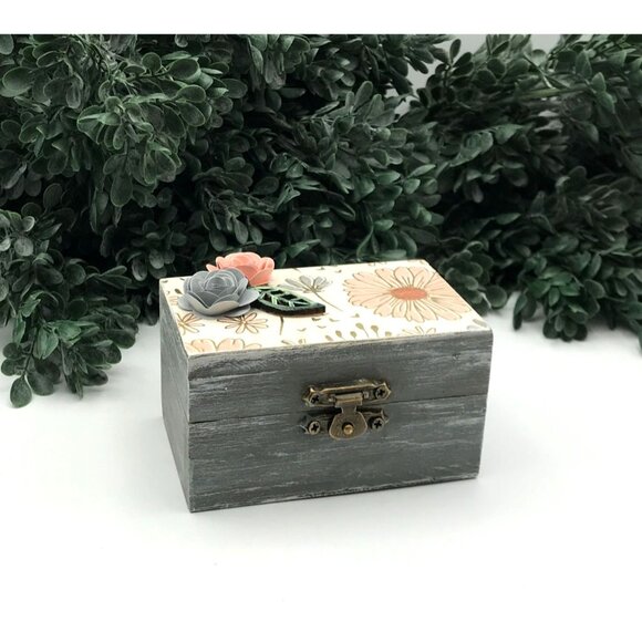 Decorative Wooden Trinket  Box With Floral Embellishments & Brass Clasp - 2021 P - Picture 2 of 5